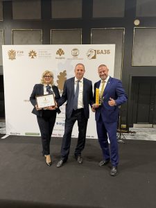 Екипът на Winners Group с грамотата и статуетката „Застрахователен брокер на годината – качество на обслужването 2025“